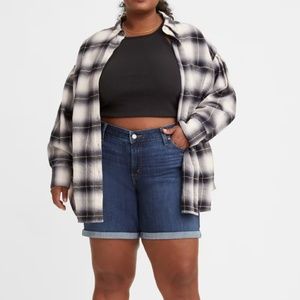 Levi’s plus size sculpt classic jean shorts. NWT. Retail‎ 45